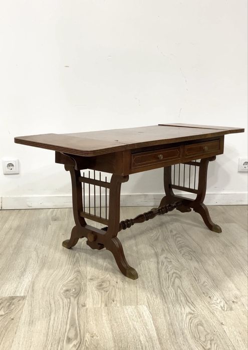 Mesa de apoio com abas.