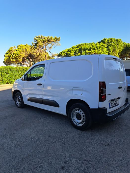 Opel combo de 2020 com 77.000 kms 100cv de 3lugares