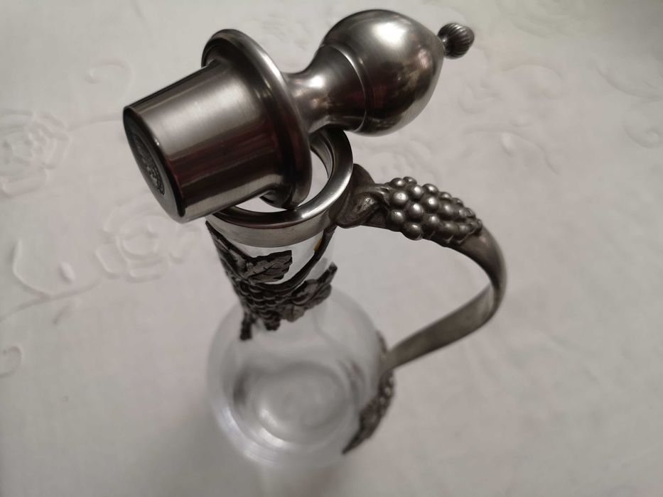 jarro com aplicações em estanho