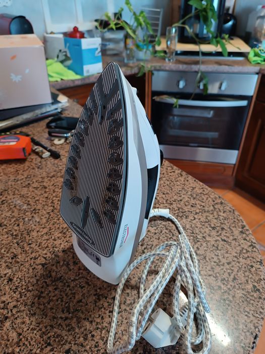 Ferro de Engomar Electronia 2200W Base Cerâmica