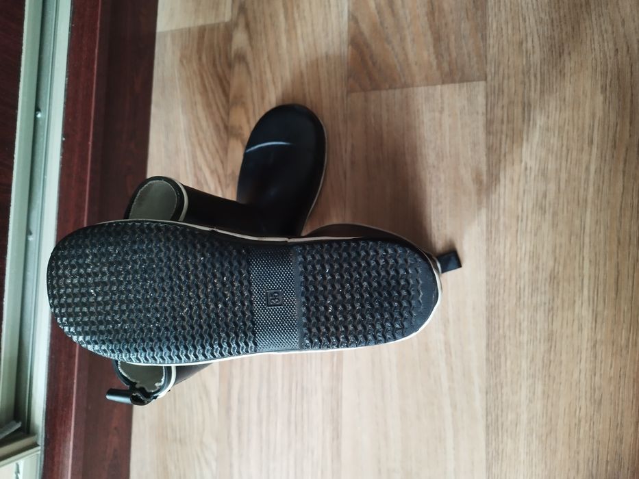 Продам резиновые сапоги р. 35