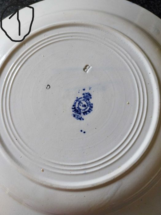 Pratos antigos, vários preços.