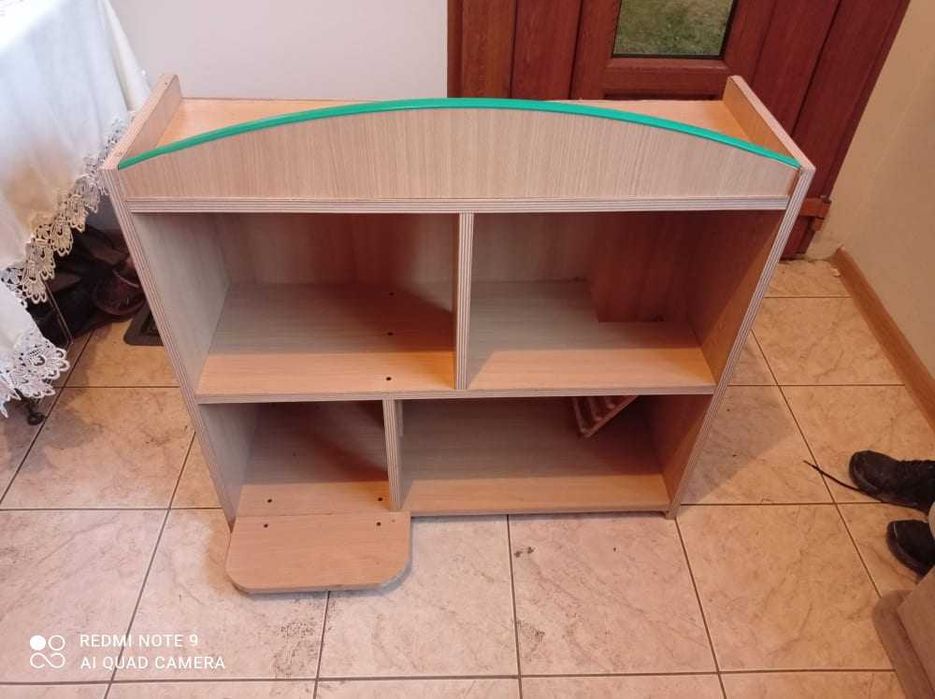 Drewniany domek dla lalek.