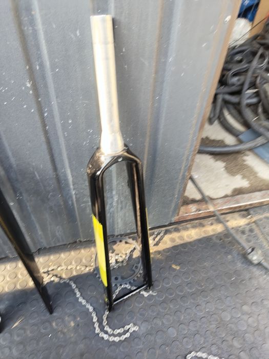 Widelec aluminiowy grawel 28 koło oś 12x100