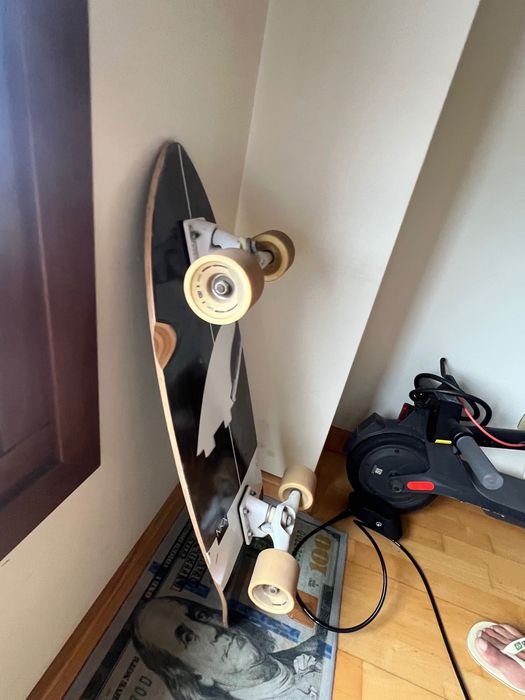 Surf skate super novo, 2 meses de uso. Estou vendendo porque vou mudar de país