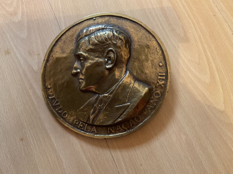 Escudete em baixo relevo de Salazar