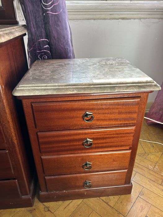 Composto com uma cómoda de 4 gavetas com espelho, e 2 mesinhas.