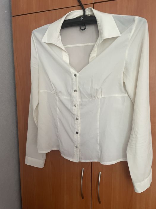 Блуза молочного кольору