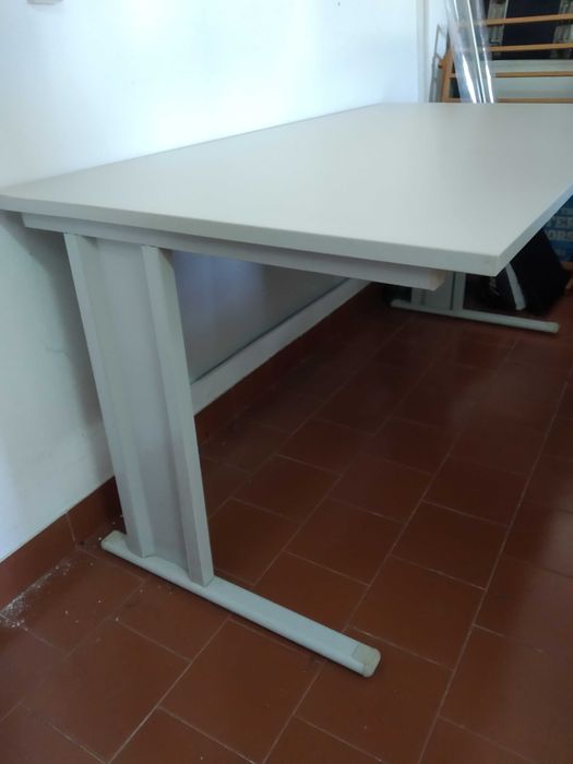 Mesa de escritório cinzenta