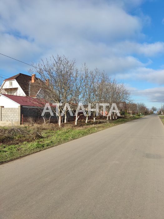 Угловой участок в застроенном районе. Рядом дома. Фонтанка, Тенистая