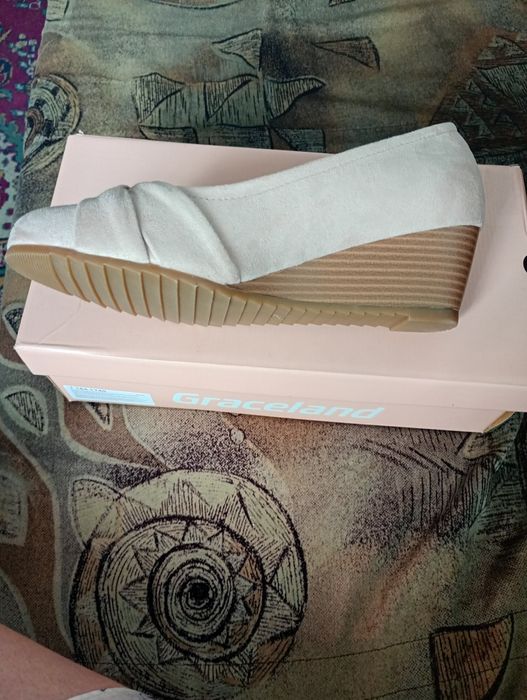 Nowe czółenka na koturnie 39