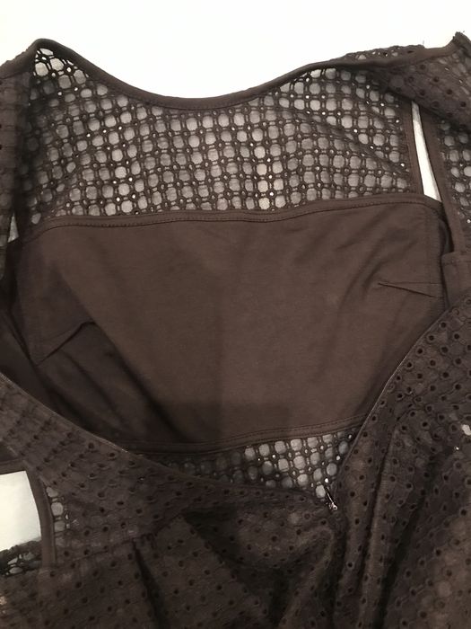 Top preto com roda na zona da cintura