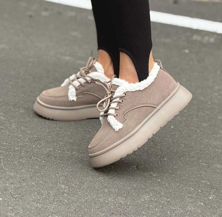 Женские зимние кроссовки с мехом бежевые замшевые