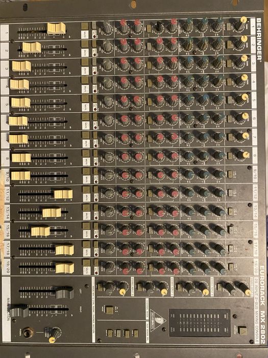 Mesa de Mistura Behringer Eurorack MX 2802