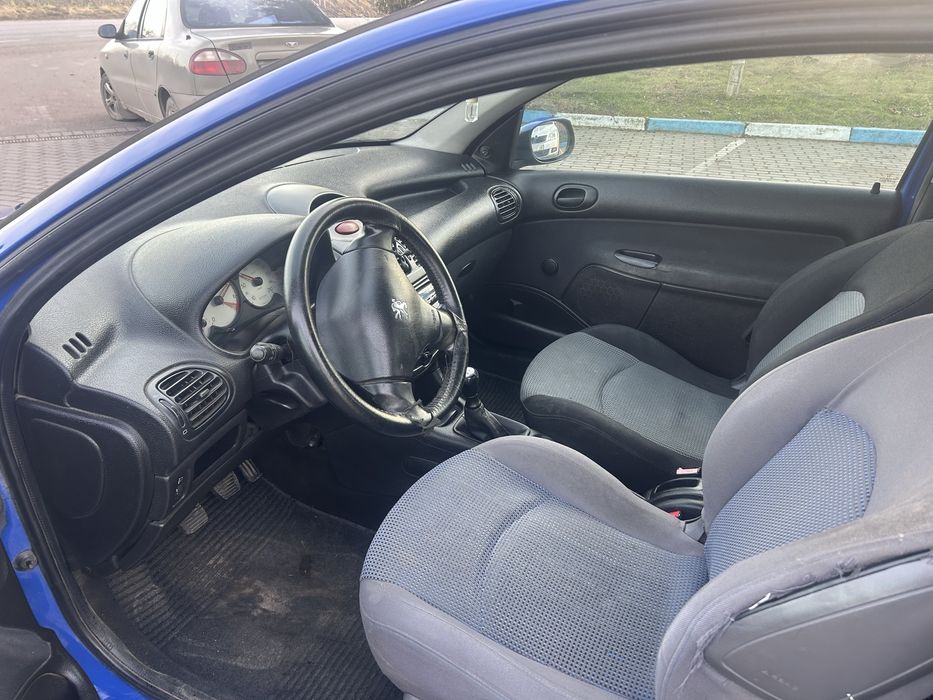 Автомобіль peugeot 206