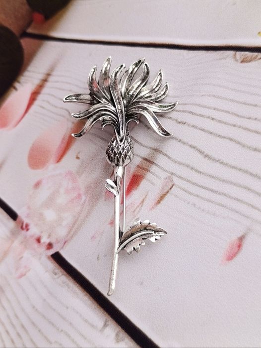 Шикарні брошки конвалія і чортополох Trifari маркування