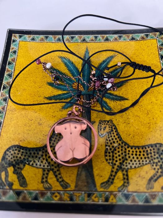 Naszyjnik TOUS – różowe złoto, sznurek i kamienie ozdobne