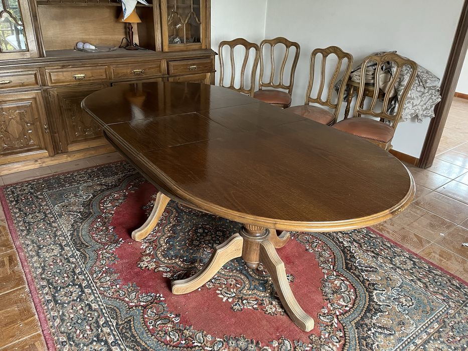 Mesa oval extensivel em madeira
