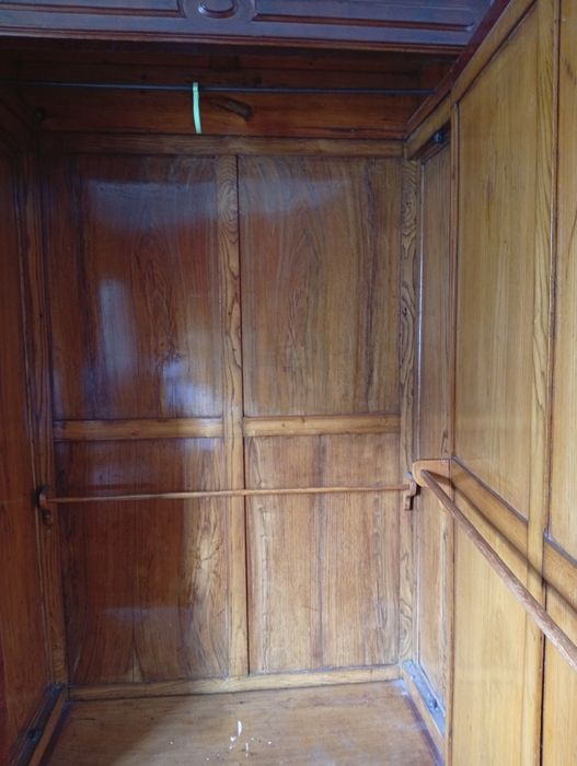 Guarda roupa em madeira antiga envernizado