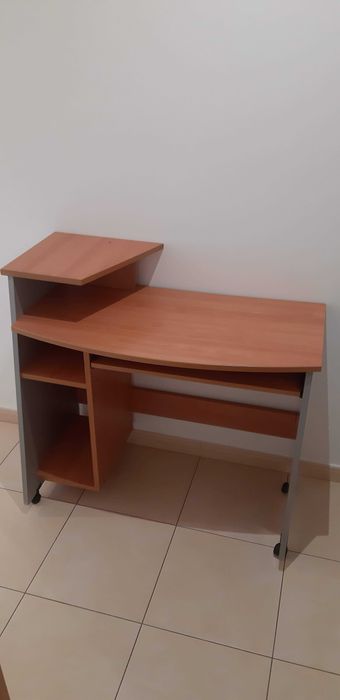 Secretária com prateleiras