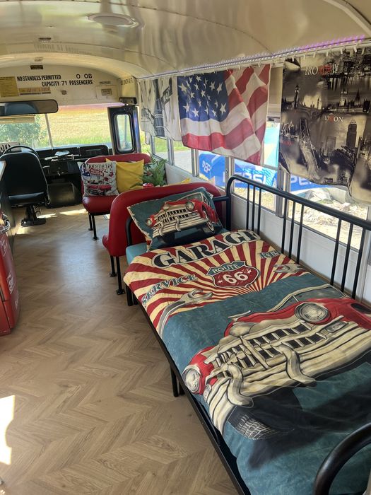 SKORZĘCIN noclegi w amerykanskim kamperze wolne pokoje SCOOL BUS