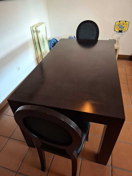 Mesa de madeira extensível.