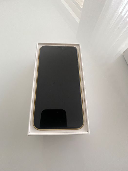 iPhone 11 amarelo