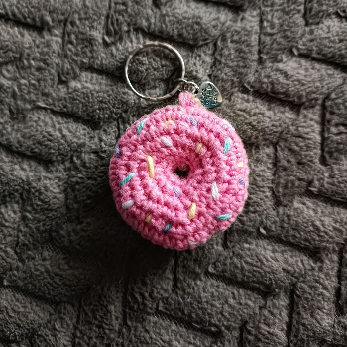 Szydełkowy breloczek donut handmade na szydełku
