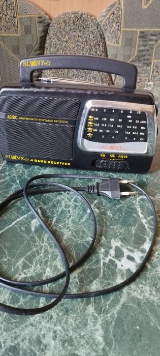 Радиоприемник с телескопической антенной.