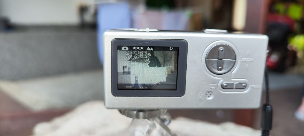 Mini cyfrowy aparat marki Aiptek.