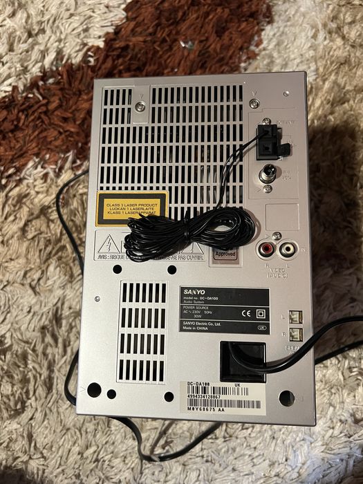 Продам міні музичний центр SANYO з колонками та пультом.