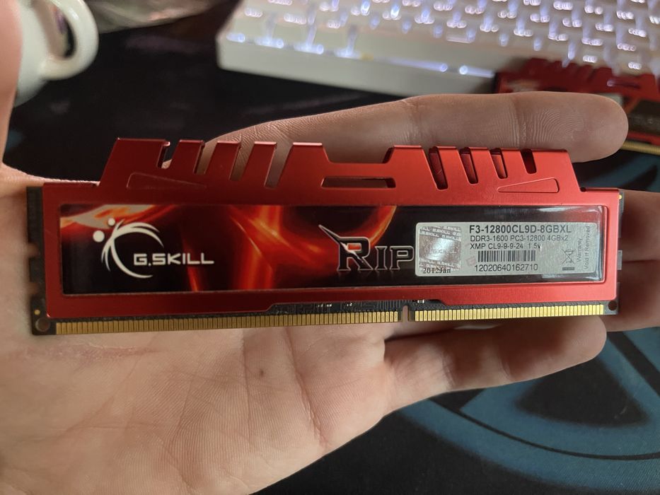 Оперотивна память F3-12800 2 плашки по 4 gb ddr3 -1600 б/у все робить