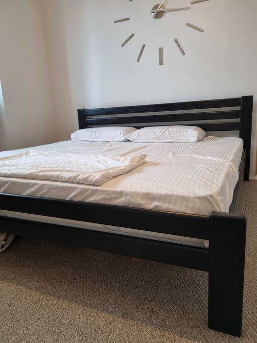 Дерев'яне ліжко з матрацом