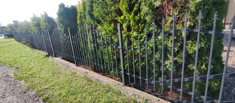 Brama przesuwna, ogrodzenie, podmurówka