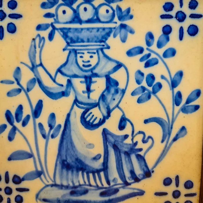 Azulejo Viúva Lamego “Lavradeira” com moldura em madeira