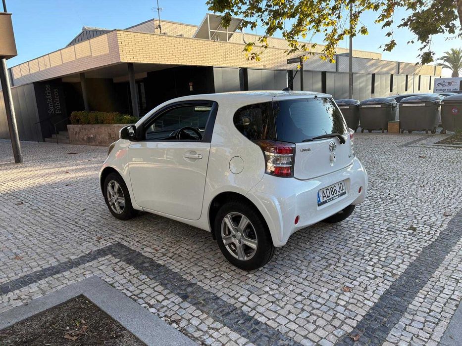 oyota iq – Este citadino compacto destaca-se pela sua agilidade e facilidade de estacionamento.