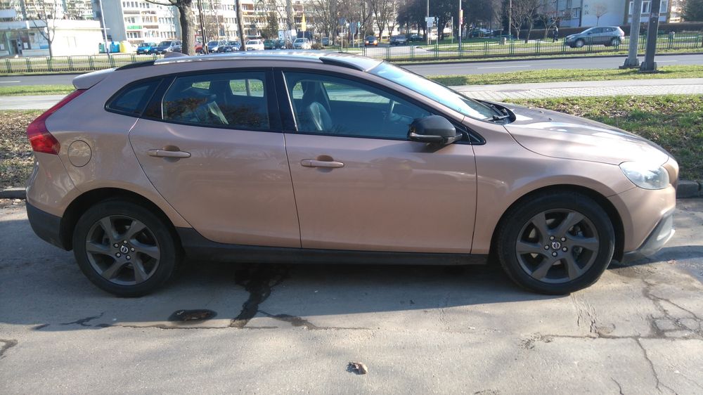 Volvo V40 cross country.