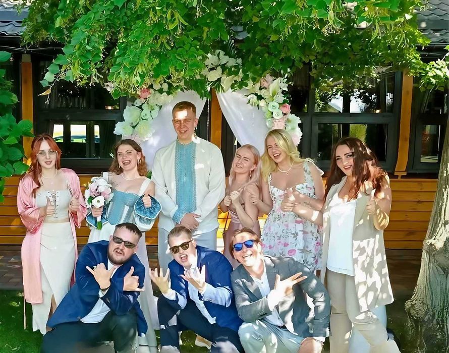 Ведуча драйвова весела співа з діджеем  або діджей окремо  звук світло дим