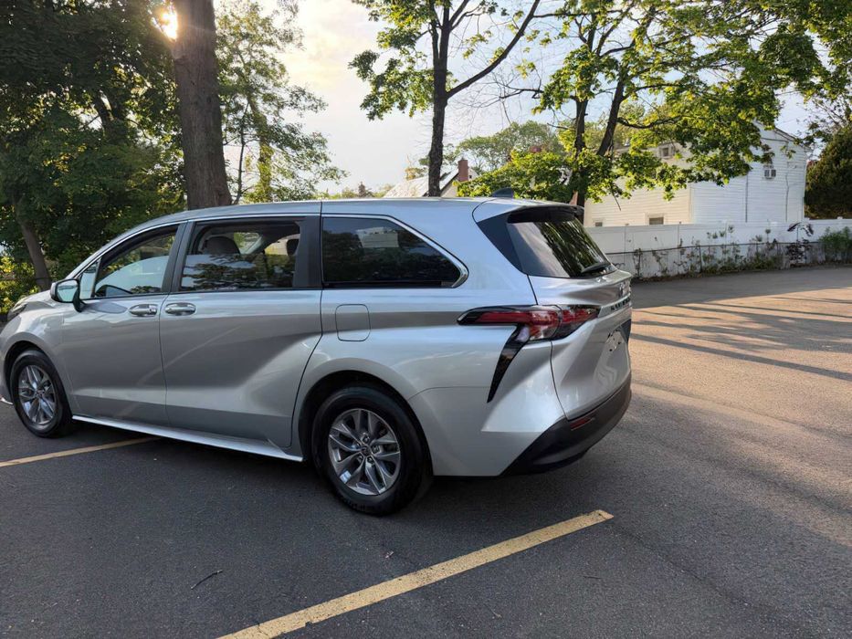 Toyota Sienna LE 8-Passenger      2022