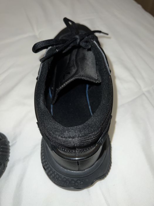 Ténis marca. Adidas cor preta numero 43