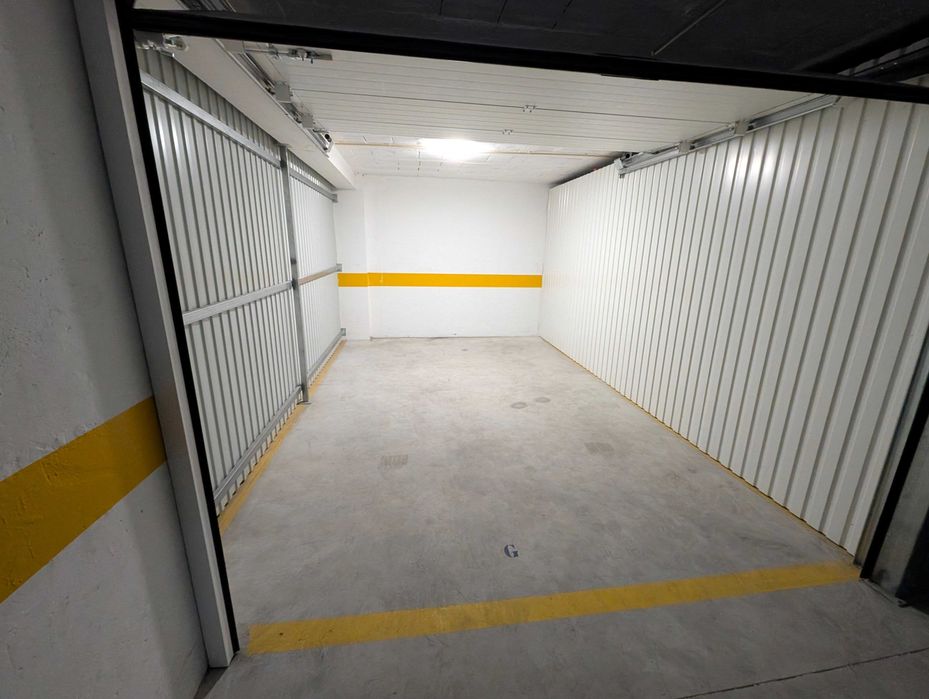 Arrendamento de garagem na Rua Dona Glória de Castro, 43