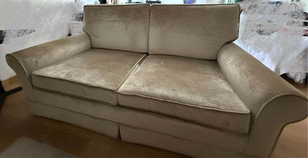 Sofa de 2 lugares em veludo creme, conforto e elegancia num só!