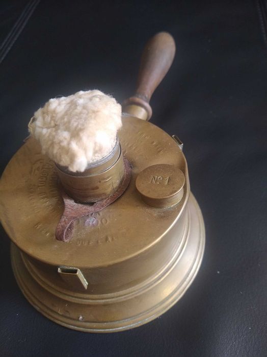 Antigo fogareiro a alcool, portatil, de cabo, em latão dourado. Seculo XIX-XX