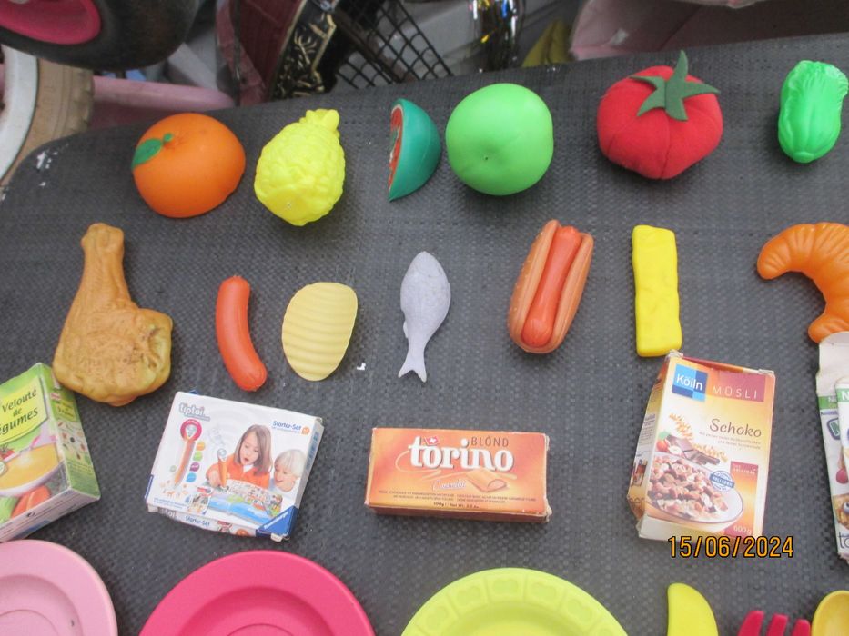 Brinquedos-40 peças plástico de prod.alimentares, talheres e loiça III