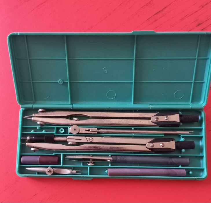 Готовальни для черчения