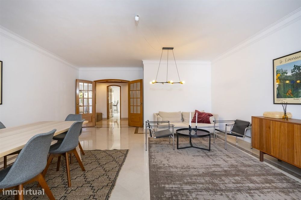 Apartamento com três quartos, varanda, terraço, box no Estoril