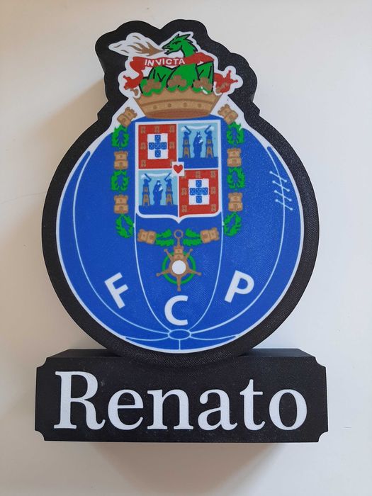 candeeiros com logotipo de clubes de futebol e imagem de anime