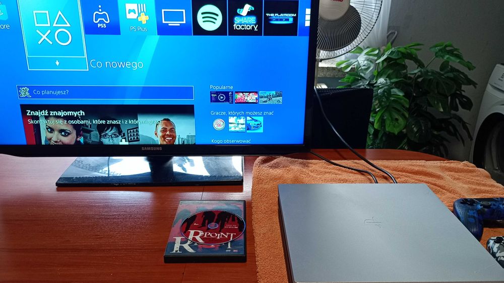 Konsola PS4 PRO 1TB , 2 pady , okablowanie