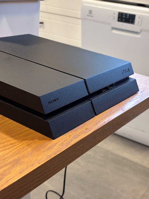 PlayStation 4 + comando + Modern Warefare II (sem caixa)