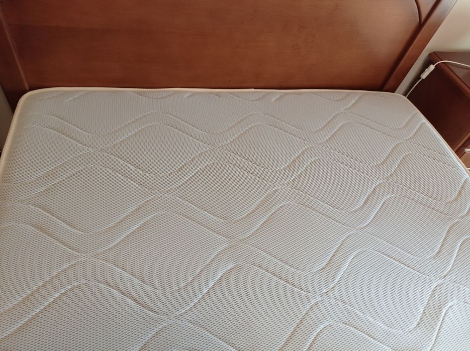 Cama com duas mesas de cabeceira